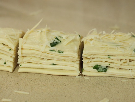 לחם גבינות ושום נתלש - חותכים לקוביות (צילום: חן שוקרון, mako אוכל)