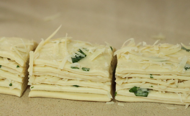 לחם גבינות ושום נתלש - חותכים לקוביות (צילום: חן שוקרון, mako אוכל)