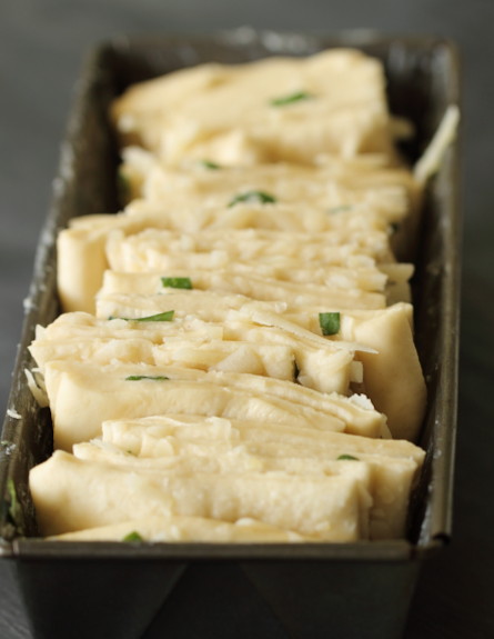 לחם גבינות ושום נתלש - מסדרים בתבנית (צילום: חן שוקרון, mako אוכל)