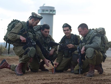 חיילים מדליקים חנוכיה (צילום: יעל שלח, עיתון 