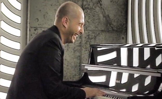 עדי לאון על הפסנתר