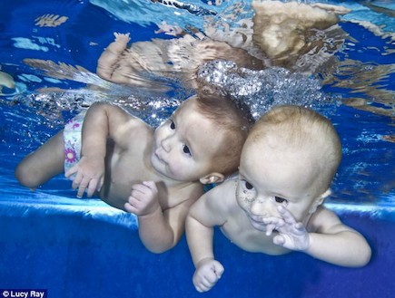 התאומים שוחים - מתחת למים (צילום: MailOnline)