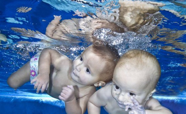 התאומים שוחים - מתחת למים (צילום: MailOnline)