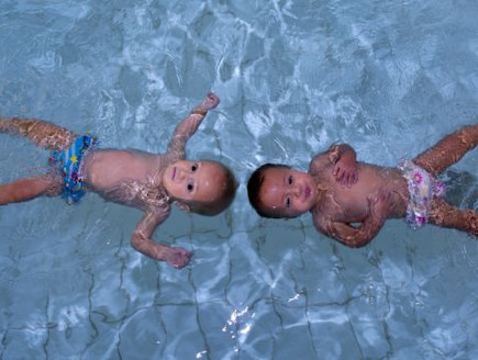 התאומים שוחים - צפים (צילום: MailOnline)
