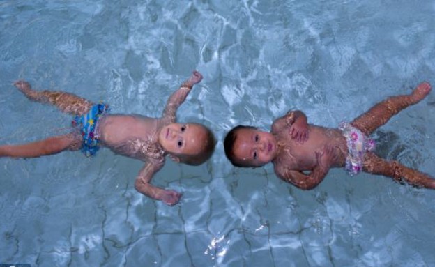 התאומים שוחים - צפים (צילום: MailOnline)