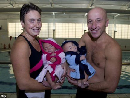 התאומים שוחים - עם ההורים (צילום: MailOnline)