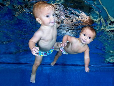 התאומים שוחים - מבט מתחת למים  (צילום: MailOnline)