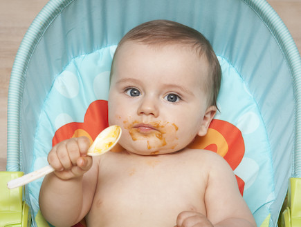 תינוק אוכל מרק טחון בכפית (צילום: אימג'בנק / Thinkstock)