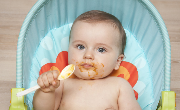 תינוק אוכל מרק טחון בכפית (צילום: אימג'בנק / Thinkstock)