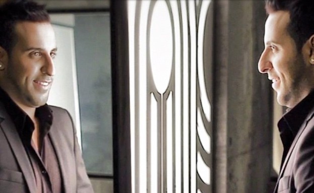 דודו אהרון מביט במראה