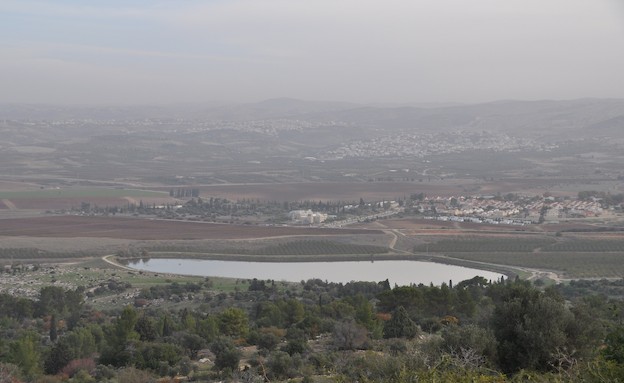 תצפית על מאגר איילות המלא במים תצפית על מאגר איילות המלא במים