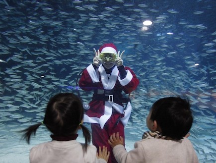 סנטה משעשע ילדים (צילום: http://www.buzzfeed.com)