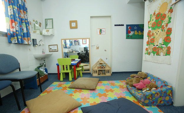 חדר במרפאת הינקות (צילום: עודד קרני)