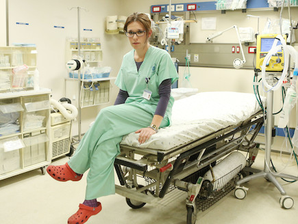 נינה על מיטת בית חולים (תמונת AVI: עודד קרני)