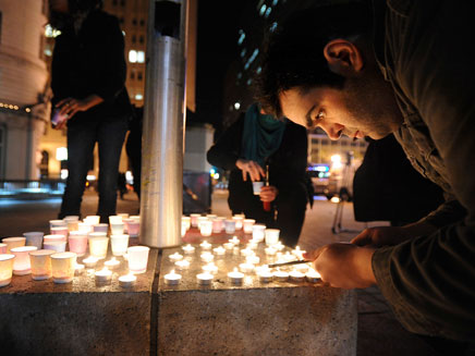 מדליקים נרות בזירת הרצח בקונטיקט (צילום: רויטרס)