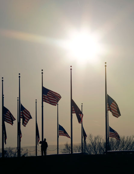 הדגלים לחצי התורן, בהנחיית אובמה (צילום: AP)