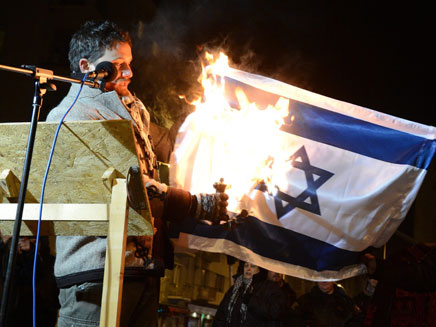 לנדהרדט שורף את הדגל, אמש (צילום: AP)