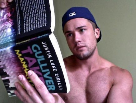 גייז עם ספר ביד (צילום: צילום מסך gay.net)