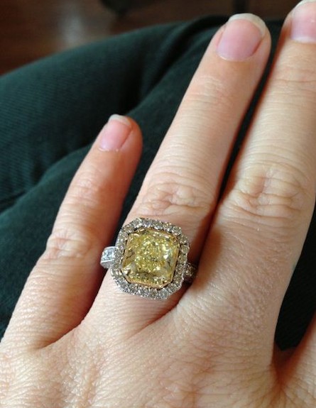 טבעת האירוסין של קלי קלארקסון (צילום: twitter)