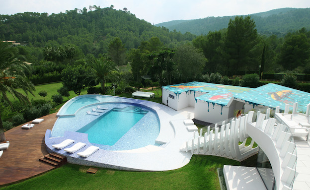 מדרגות בבריכה מדרגות בבריכה