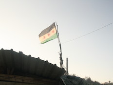 דגל סוריה מתנופף (צילום: אמיר תיבון, עובדה)