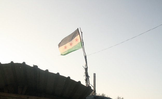 דגל סוריה מתנופף (צילום: אמיר תיבון, עובדה)