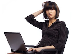 אישה מבולבלת מול מחשב (צילום: Thinkstock)