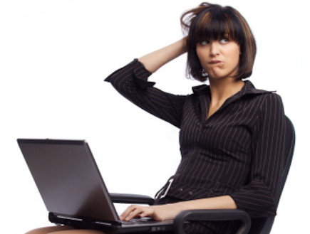אישה מבולבלת מול מחשב (צילום: Thinkstock)