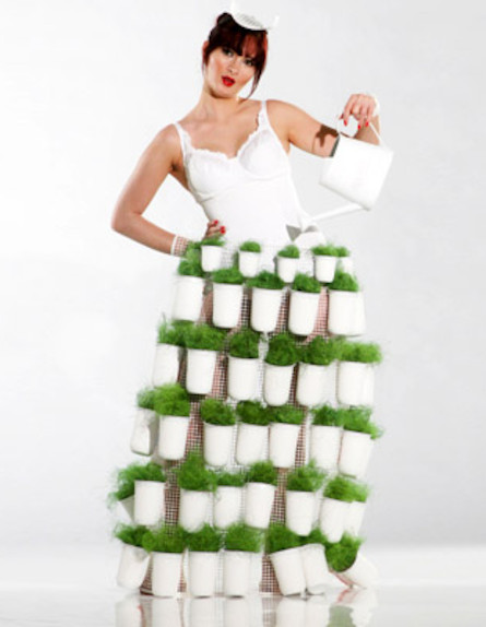 שמלה (צילום: www.ecouterre.comthe-sprinkle-dress-is-a-plant-filled-gown-y)