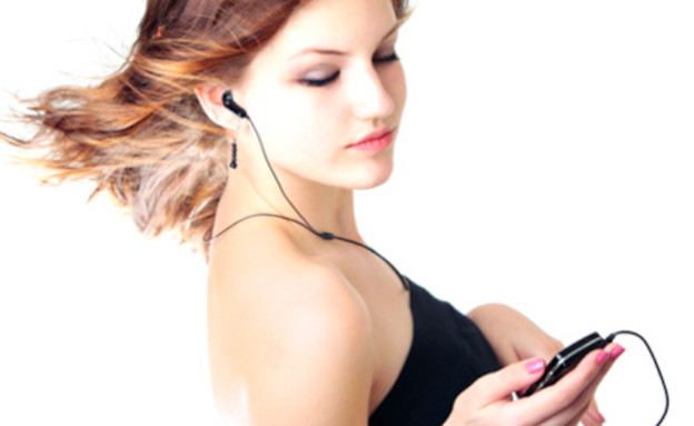 אוזניות, סלולרי, שומעת מוזיקה, סמארטפון (צילום: ThinkStock)