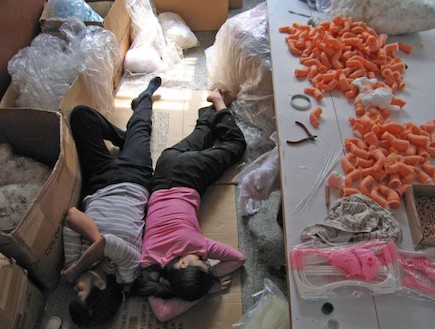 עובדים ישנים במפעל (צילום: dailymail.co.uk)