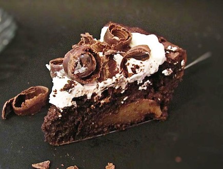 עוגת שוקולד ואגסים ללא קמח (צילום: דליה מאיר, קסמים מתוקים)