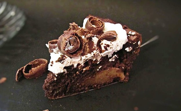עוגת שוקולד ואגסים ללא קמח (צילום: דליה מאיר, קסמים מתוקים)