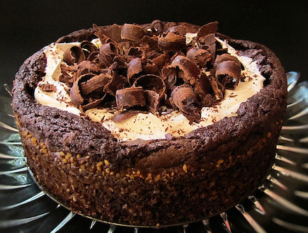 עוגת שוקולד ואגסים ללא קמח - העוגה השלמה (צילום: דליה מאיר, קסמים מתוקים)