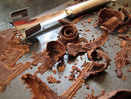 עוגת שוקולד ואגסים ללא קמח - תלתלי שוקולד (צילום: דליה מאיר, קסמים מתוקים)