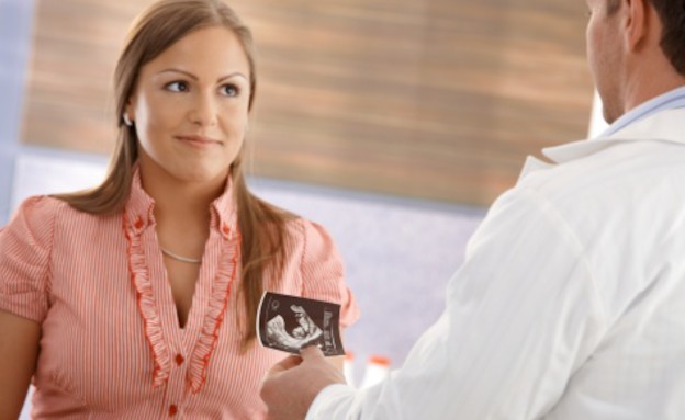 אישה בהריון בבדיקה אצל רופא (צילום: אימג'בנק / Thinkstock)