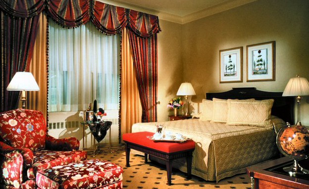 חדר במלון וולדרוף אסטוריה