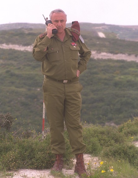 אמנון ליפקין שחק במבצע ענבי זעם (צילום: סער יעקב, אוסף התצלומים הלאומי)