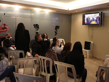 משפחות המשתתפים בחדר ההמתנה (צילום: אורטל דהן)