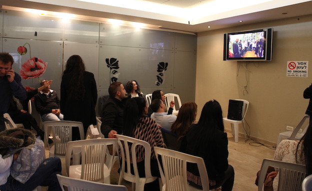 משפחות המשתתפים בחדר ההמתנה