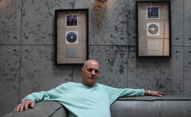 דני ביטון, אבא של אייל גולן