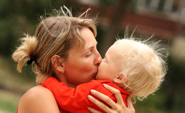 אמא מחבקת ומנשקת ילד (צילום: אימג'בנק / Thinkstock)