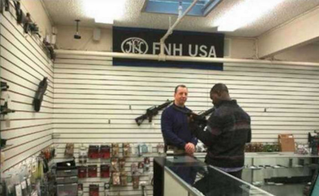 חנות נשק בארה"ב אחרי הטבח בקונטיקט (ניק ג'ייקוב) (צילום: טוויטר)