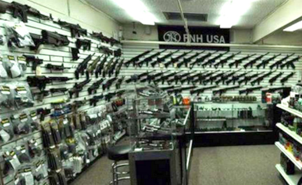 חנות נשק בארה"ב לפני הטבח בקונטיקט (ניק ג'ייקוב) (צילום: טוויטר)