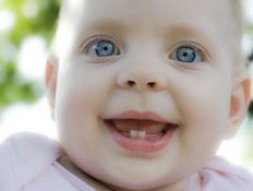 תינוקת מחייכת עם שתי שיניים (צילום: אימג'בנק / Thinkstock)