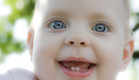 תינוקת מחייכת עם שתי שיניים (צילום: אימג'בנק / Thinkstock)