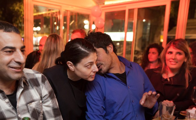 מירב מיכאלי מתמנגלת עם הקהל הצעיר בבר תל אביבי (צילום: שי סקיף)