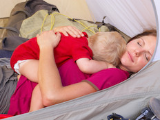 תינוק ישן על אמא באוהל (צילום: אימג'בנק / Thinkstock)