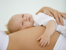 תינוק ישן על בטן הריונית (צילום: אימג'בנק / Thinkstock)
