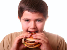 ילד אוכל המבורגר (צילום: אימג'בנק / Thinkstock)
